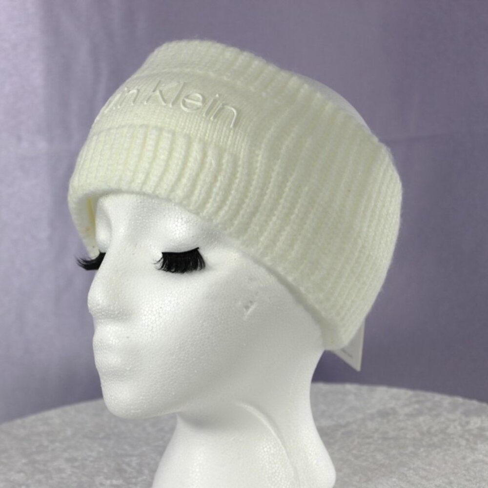 CLEARNACE NWT Calvin Klein White Knit Beanie Hat–Classic Logo Winter Cap
